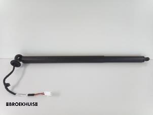 Gebruikte Gasdemper links-achter Mercedes GLB (247.6) 1.3 GLB-200 Turbo 16V Prijs € 125,00 Margeregeling aangeboden door Autobedrijf Broekhuis B.V.