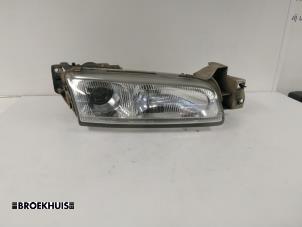 Gebruikte Koplamp rechts Mazda 626 (GE14/74/84) 2.0i LX,GLX 16V Prijs € 25,00 Margeregeling aangeboden door Autobedrijf Broekhuis B.V.