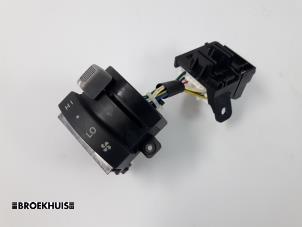 Gebruikte Kachel Schakelaar Hyundai Trajet 2.0 16V Prijs € 10,00 Margeregeling aangeboden door Autobedrijf Broekhuis B.V.