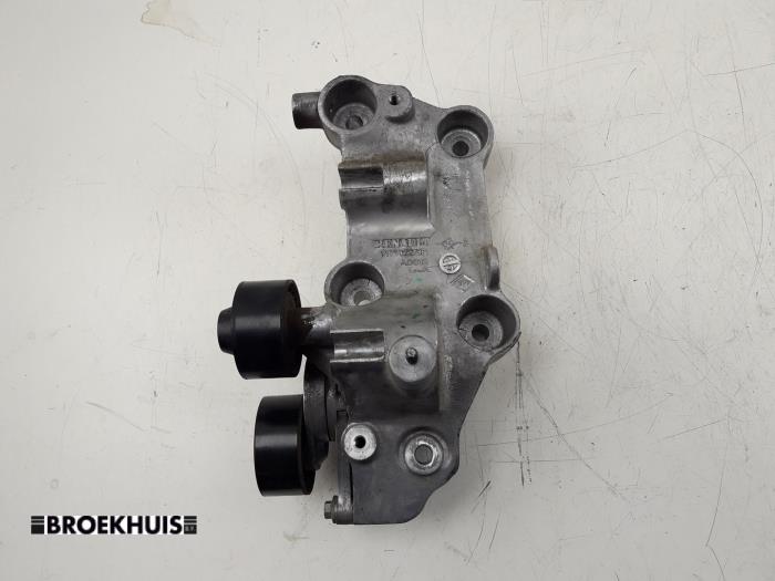 Gebruikte Dynamosteun onder Renault Master III (MA/MB/MC/MD/MH/MF/MG/MH) 2.3 dCi 135 16V FWD Prijs € 54,45 Inclusief btw aangeboden door Autobedrijf Broekhuis B.V.