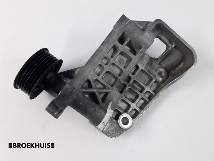 Gebruikte Dynamosteun onder Audi A5 Sportback (8TA) 3.0 TDI V6 24V Prijs € 35,00 Margeregeling aangeboden door Autobedrijf Broekhuis B.V.