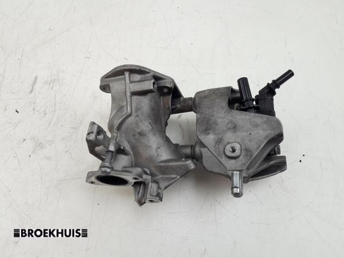 Gebruikte EGR Buis Peugeot 208 II (UB/UH/UP) 1.5 BlueHDi 100 Prijs € 25,00 Margeregeling aangeboden door Autobedrijf Broekhuis B.V.