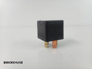 Gebruikte Relais Porsche 911 (996) 3.6 Carrera 4 24V Prijs € 5,00 Margeregeling aangeboden door Autobedrijf Broekhuis B.V.