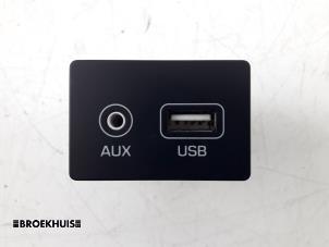 Gebruikte AUX/USB aansluiting Hyundai Tucson (TL) 1.6 T-GDi 16V 2WD Prijs € 40,00 Margeregeling aangeboden door Autobedrijf Broekhuis B.V.