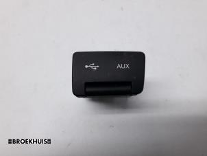Gebruikte AUX/USB aansluiting Kia Cee'd (EDB5) 1.6 CRDi 16V Prijs € 15,00 Margeregeling aangeboden door Autobedrijf Broekhuis B.V.
