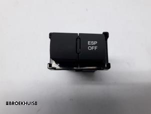 Gebruikte ESP Schakelaar Kia Cee'd (EDB5) 1.6 CRDi 16V Prijs € 10,00 Margeregeling aangeboden door Autobedrijf Broekhuis B.V.