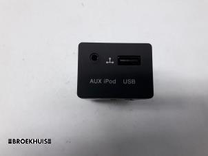Gebruikte AUX/USB aansluiting Kia Cee'd (EDB5) 1.6 CRDi 16V Prijs € 15,00 Margeregeling aangeboden door Autobedrijf Broekhuis B.V.