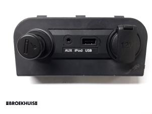 Gebruikte AUX/USB aansluiting Kia Rio III (UB) 1.2 CVVT 16V Prijs € 15,00 Margeregeling aangeboden door Autobedrijf Broekhuis B.V.