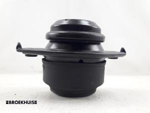 Gebruikte Motorsteun Mercedes ML II (164/4JG) 3.0 ML-280 CDI 4-Matic V6 24V Prijs € 20,00 Margeregeling aangeboden door Autobedrijf Broekhuis B.V.