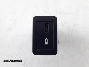 Gebruikte AUX/USB aansluiting Mercedes Sprinter 3,5t (907.6/910.6) 316 CDI 2.1 D RWD Prijs € 18,15 Inclusief btw aangeboden door Autobedrijf Broekhuis B.V.