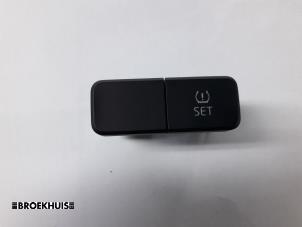 Gebruikte Bandenspanning schakelaar Skoda Citigo 1.0 12V Prijs € 10,00 Margeregeling aangeboden door Autobedrijf Broekhuis B.V.