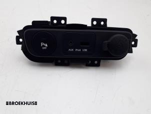 Gebruikte AUX/USB aansluiting Kia Sportage (SL) 2.0 CVVT 16V 4x2 Prijs € 40,00 Margeregeling aangeboden door Autobedrijf Broekhuis B.V.
