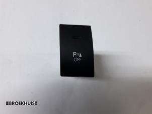 Gebruikte PDC Schakelaar Kia Venga 1.4 CVVT 16V Prijs € 10,00 Margeregeling aangeboden door Autobedrijf Broekhuis B.V.