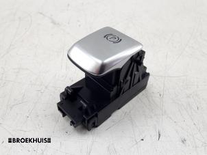 Gebruikte Handrem schakelaar Mercedes C Estate (S205) C-180 1.6 16V BlueEfficiency Prijs € 10,00 Margeregeling aangeboden door Autobedrijf Broekhuis B.V.