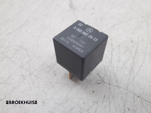 Gebruikte Relais Mercedes C Estate (S205) C-180 1.6 16V BlueEfficiency Prijs € 5,00 Margeregeling aangeboden door Autobedrijf Broekhuis B.V.