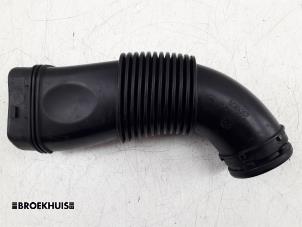 Gebruikte Luchtinlaat slang Mercedes C Estate (S205) C-180 1.6 16V BlueEfficiency Prijs € 20,00 Margeregeling aangeboden door Autobedrijf Broekhuis B.V.