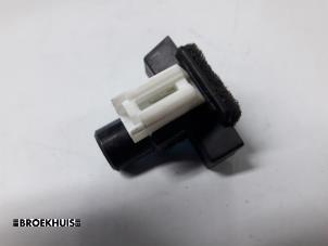 Gebruikte Sensor Temperatuur binnen Mazda 6 (GG12/82) 1.8i 16V Prijs € 10,00 Margeregeling aangeboden door Autobedrijf Broekhuis B.V.