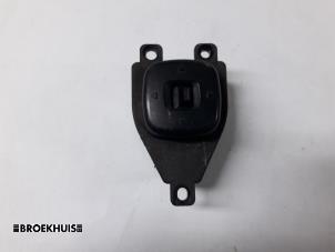 Gebruikte Spiegel Schakelaar Mazda Premacy 1.8 16V Exclusive HP Prijs € 5,00 Margeregeling aangeboden door Autobedrijf Broekhuis B.V.