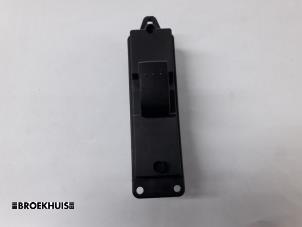 Gebruikte Ruit schakelaar elektrisch Mazda 3 (BK12) 1.6i 16V Prijs € 15,00 Margeregeling aangeboden door Autobedrijf Broekhuis B.V.
