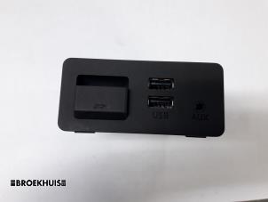 Gebruikte AUX/USB aansluiting Mazda 2 (DJ/DL) 1.5 SkyActiv-G 90 Prijs € 20,00 Margeregeling aangeboden door Autobedrijf Broekhuis B.V.