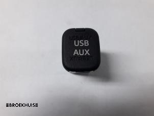 Gebruikte AUX/USB aansluiting Mazda CX-5 (KE,GH) 2.2 SkyActiv-D 16V 2WD Prijs € 20,00 Margeregeling aangeboden door Autobedrijf Broekhuis B.V.