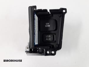 Gebruikte AUX/USB aansluiting Lexus CT 200h 1.8 16V Prijs € 25,00 Margeregeling aangeboden door Autobedrijf Broekhuis B.V.