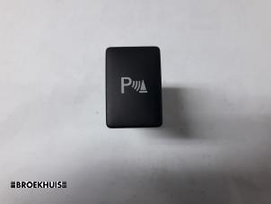 Gebruikte PDC Schakelaar Lexus IS (E3) 300h 2.5 16V Prijs € 10,00 Margeregeling aangeboden door Autobedrijf Broekhuis B.V.