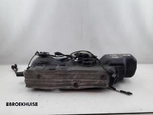 Gebruikte Adblue tank Volkswagen Crafter 2.5 TDI 30/32/35 Prijs € 453,75 Inclusief btw aangeboden door Autobedrijf Broekhuis B.V.