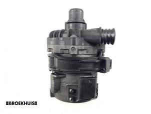 Gebruikte Extra waterpomp BMW 6 serie (F12) M6 V8 32V TwinPower Turbo Prijs € 100,00 Margeregeling aangeboden door Autobedrijf Broekhuis B.V.