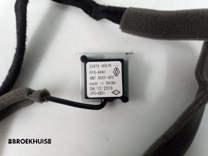 Gebruikte GPS Antenne Renault Clio IV (5R) 0.9 Energy TCE 90 12V Prijs € 25,00 Margeregeling aangeboden door Autobedrijf Broekhuis B.V.