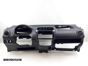 Gebruikte Dashboard Mitsubishi Space Star (A0) 1.2 12V Prijs € 100,00 Margeregeling aangeboden door Autobedrijf Broekhuis B.V.