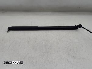Gebruikte Kofferdekseldemper rechts-achter Volvo V90 II (PW) 2.0 T5 16V Prijs € 200,00 Margeregeling aangeboden door Autobedrijf Broekhuis B.V.