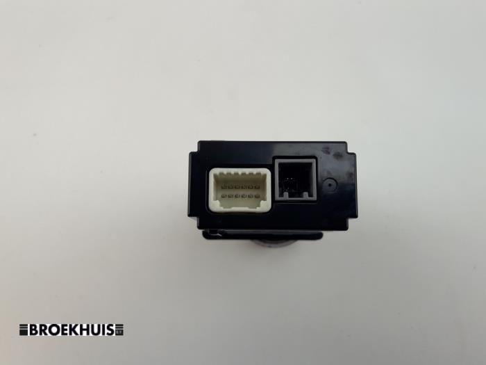 AUX/USB aansluiting van een Lexus CT 200h 1.8 16V 2017