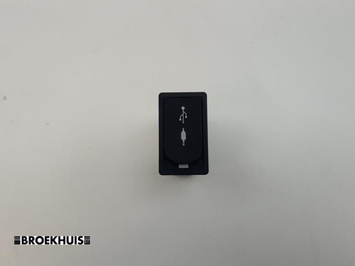 AUX/USB aansluiting van een Lexus CT 200h 1.8 16V 2017