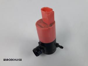 Gebruikte Ruitensproeierpomp voor Toyota Yaris II (P9) 1.3 16V VVT-i Prijs € 7,50 Margeregeling aangeboden door Autobedrijf Broekhuis B.V.