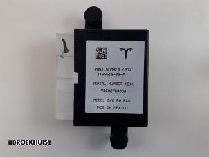 Gebruikte PDC Module Tesla Model S 75D Prijs € 75,00 Margeregeling aangeboden door Autobedrijf Broekhuis B.V.