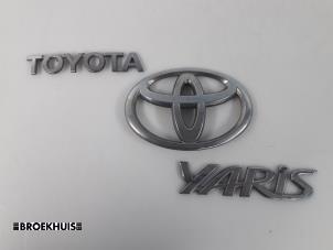 Gebruikte Embleem Toyota Yaris II (P9) 1.3 16V VVT-i Prijs € 10,00 Margeregeling aangeboden door Autobedrijf Broekhuis B.V.