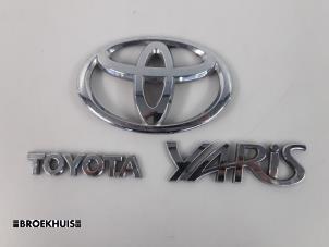 Gebruikte Embleem Toyota Yaris III (P13) 1.5 16V Hybrid Prijs € 10,00 Margeregeling aangeboden door Autobedrijf Broekhuis B.V.