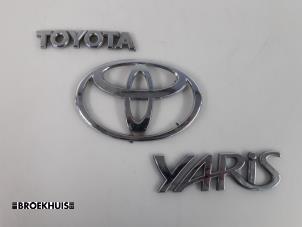 Gebruikte Embleem Toyota Yaris II (P9) 1.0 12V VVT-i Prijs € 10,00 Margeregeling aangeboden door Autobedrijf Broekhuis B.V.