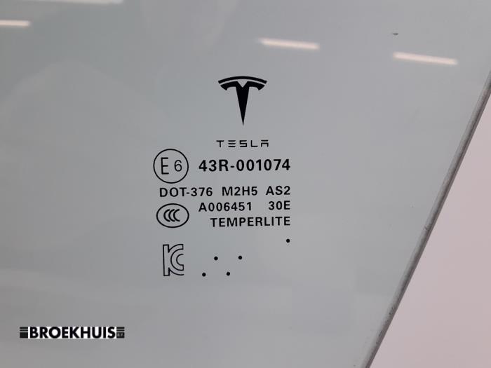 Portierruit 4Deurs links-voor van een Tesla Model S 75D 2018