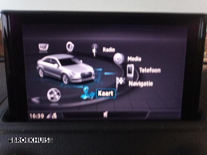 Display Multi Media regelunit van een Audi A3 Limousine (8VS/8VM) 1.5 TFSI 16V 2019