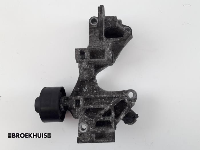 Gebruikte Dynamosteun onder Renault Twingo III (AH) 1.0 SCe 70 12V Prijs € 20,00 Margeregeling aangeboden door Autobedrijf Broekhuis B.V.