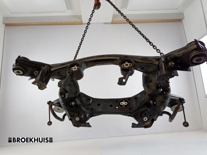 Subframe van een Mazda CX-60 (KH) 2.5 e-SkyActiv PHEV 2023