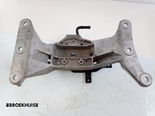 Gebruikte Versnellingsbak Steun Mazda CX-60 (KH) 2.5 e-SkyActiv PHEV Prijs € 100,00 Margeregeling aangeboden door Autobedrijf Broekhuis B.V.