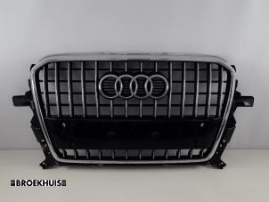 Gebruikte Grille Audi Q5 (8RB) 2.0 TDI 16V Quattro Prijs € 225,00 Margeregeling aangeboden door Autobedrijf Broekhuis B.V.
