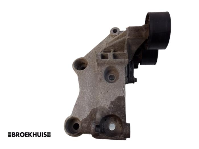 Gebruikte Dynamosteun boven Renault Trafic (1FL/2FL/3FL/4FL) 1.6 dCi 125 Twin Turbo Prijs € 48,40 Inclusief btw aangeboden door Autobedrijf Broekhuis B.V.