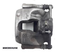 Gebruikte Remklauw (Tang) rechts-voor Mercedes A (W176) 1.5 A-180 CDI, A-180d 16V Prijs € 25,00 Margeregeling aangeboden door Autobedrijf Broekhuis B.V.