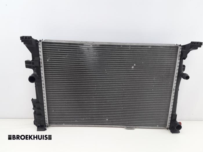 Gebruikte Radiateur Mercedes CLA (117.3) 1.6 CLA-180 16V Prijs € 85,00 Margeregeling aangeboden door Autobedrijf Broekhuis B.V.