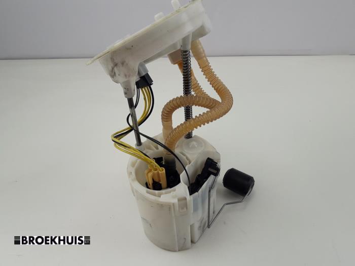 Gebruikte Tank element Pomp BMW 3 serie (F30) 320d 2.0 16V EfficientDynamicsEdition Prijs € 35,00 Margeregeling aangeboden door Autobedrijf Broekhuis B.V.