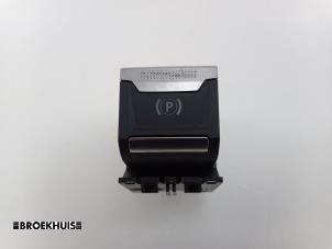 Gebruikte Schakelaar handrem Peugeot 208 II (UB/UH/UP) e-208 50 kWh Prijs € 20,00 Margeregeling aangeboden door Autobedrijf Broekhuis B.V.